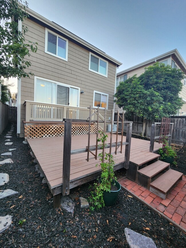 2064 Easton Dr in Petaluma, CA - Building Photo - Building Photo