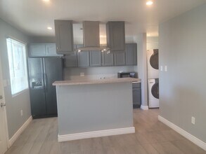 19449 Ingomar St in Los Angeles, CA - Foto de edificio - Building Photo