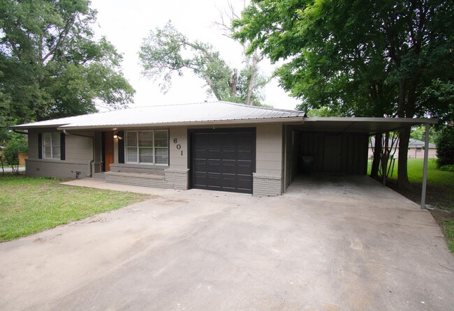 601 Atlow Dr in Brenham, TX - Building Photo - Building Photo