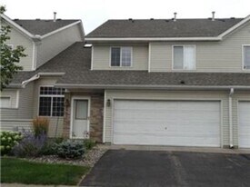 8920 Spring Ln in Woodbury, MN - Building Photo