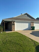 227 E Anabranch Ct in Farmington, AR - Building Photo