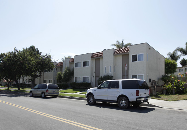 7861 Clay Ave in Huntington Beach, CA - Building Photo - Building Photo