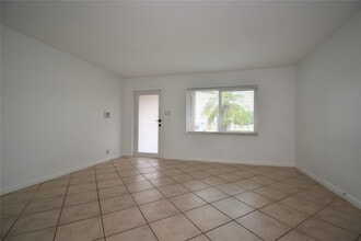 960 NW 49th St in Pompano Beach, FL - Building Photo - Building Photo