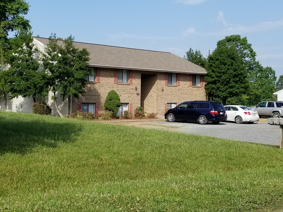 Wedgewood Village in Moneta, VA - Building Photo