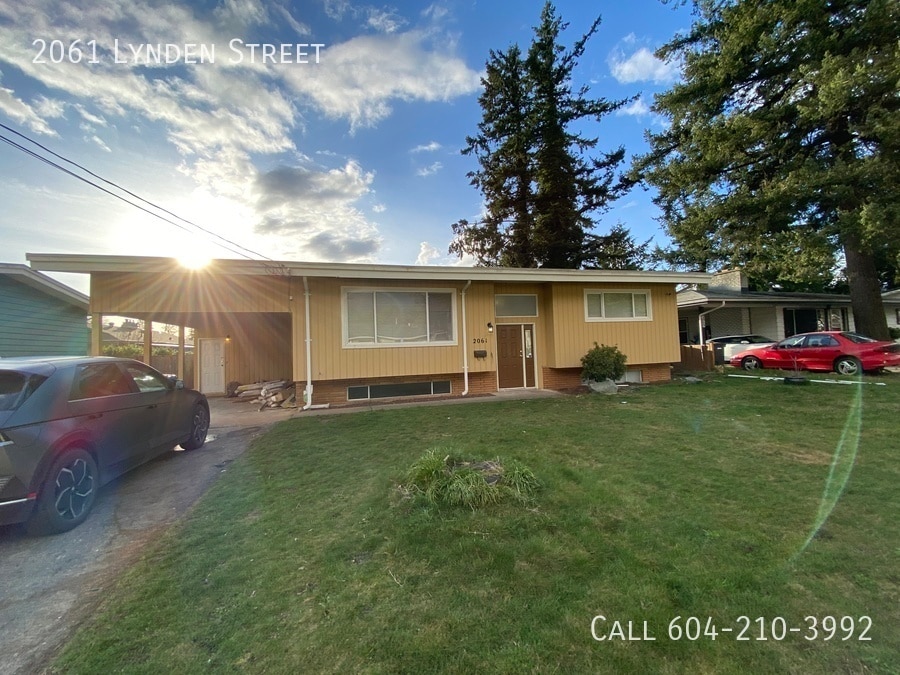 2061 Lynden St in Abbotsford, BC - Building Photo