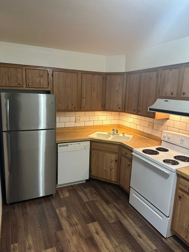 Immaculate Updated 2 Bedroom with 1 Bath in Rockford, IL - Foto de edificio - Interior Photo