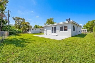 6447 SW 10th St in West Miami, FL - Foto de edificio - Building Photo
