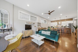 2528 N Linden Pl, Unit 1 in Chicago, IL - Building Photo - Building Photo