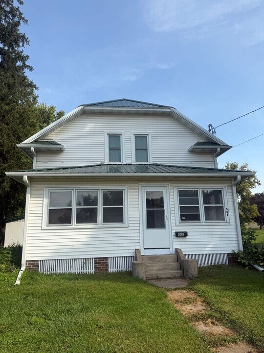 568 W Main St in Mondovi, WI - Building Photo
