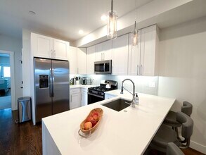 65 Border St in Boston, MA - Building Photo - Building Photo