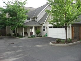 102 NW Fall Run Dr in Grants Pass, OR - Building Photo
