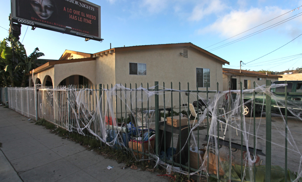 680 Cypress Ave in Los Angeles, CA - Building Photo