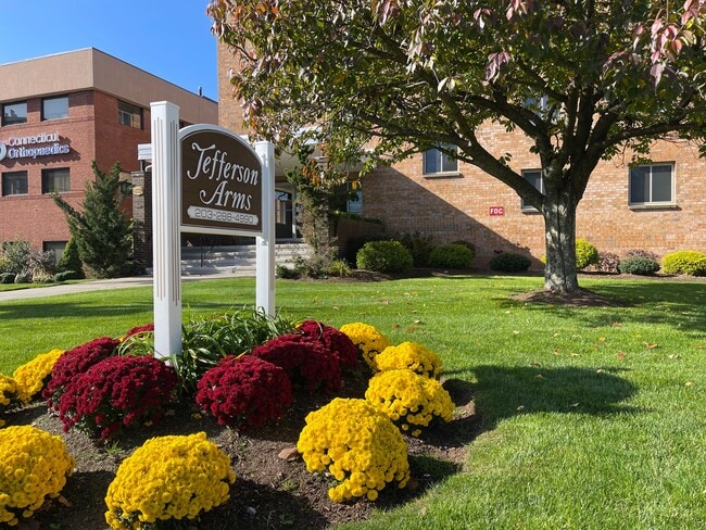 Jefferson Arms Apartments in Hamden, CT - Foto de edificio - Building Photo