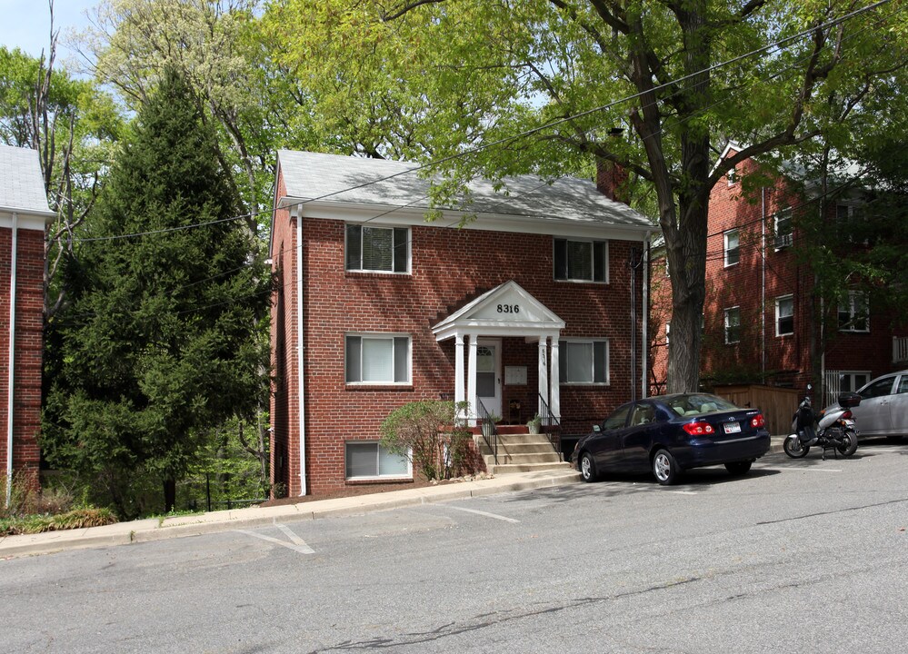8316 Roanoke Ave in Takoma Park, MD - Foto de edificio