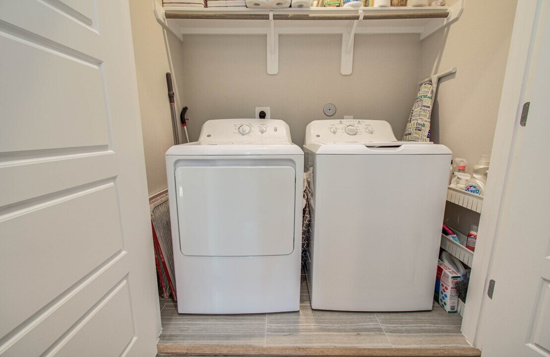 1221 W Tidwell Rd in Houston, TX - Foto de edificio