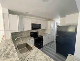 8000 S Colony Cir in Tamarac, FL - Building Photo - Building Photo