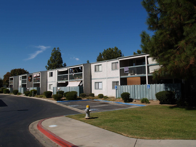 The Robinwood Apartments in Fresno, CA - Building Photo - Building Photo