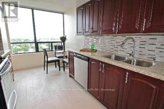 7440 Bathurst St in Vaughan, ON - Building Photo - Building Photo