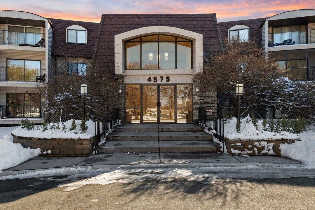 4575 W 80th St Cir in Minneapolis, MN - Building Photo