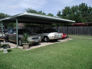 4000 Scruggs Dr in North Richland Hills, TX - Foto de edificio - Building Photo