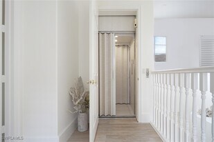 4740 Stratford Ct in Naples, FL - Building Photo