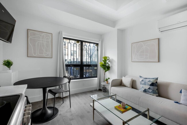 27E E 128th St in New York, NY - Building Photo - Building Photo