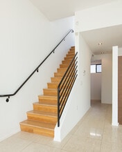 8639 Whitworth Dr, Unit 102 in Los Angeles, CA - Building Photo - Building Photo