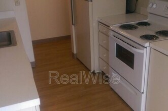 17838 NE Multnomah Dr in Portland, OR - Foto de edificio - Building Photo