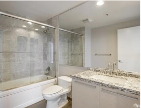 425 1st, Unit 1503 in San Francisco, CA - Foto de edificio - Building Photo