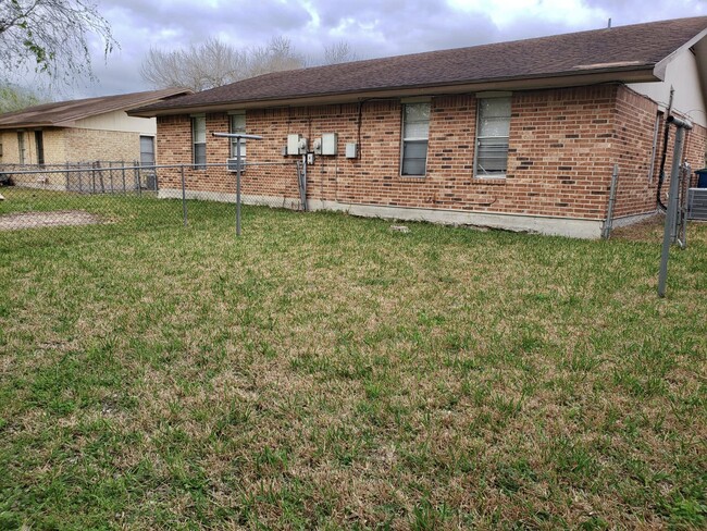 605 Lilac, Unit B in Beeville, TX - Foto de edificio - Building Photo