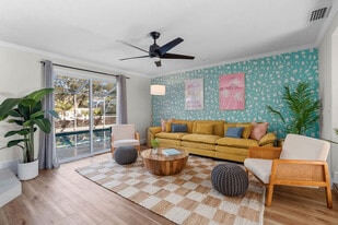 233 E Overbrook St in Largo, FL - Building Photo