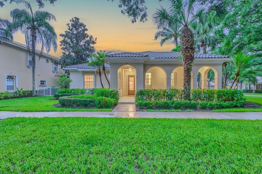 121 Savona Dr in Jupiter, FL - Building Photo