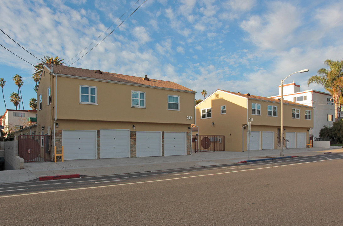 217-223 Bicknell Ave in Santa Monica, CA - Building Photo