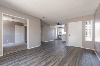 Riverdale Apartments in Hemet, CA - Foto de edificio - Interior Photo