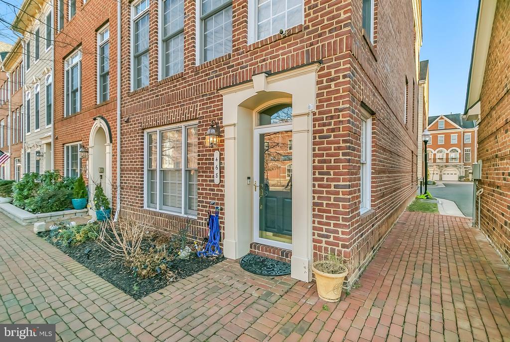 468 Ferdinand Day Dr in Alexandria, VA - Building Photo
