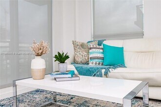 6917 Collins Ave in Miami Beach, FL - Foto de edificio - Building Photo