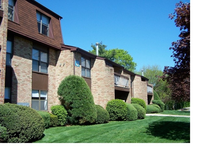 Gill Lane in Iselin, NJ - Building Photo - Building Photo