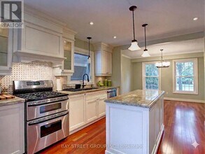 2374 Bennington Gate in Oakville, ON - Building Photo - Building Photo