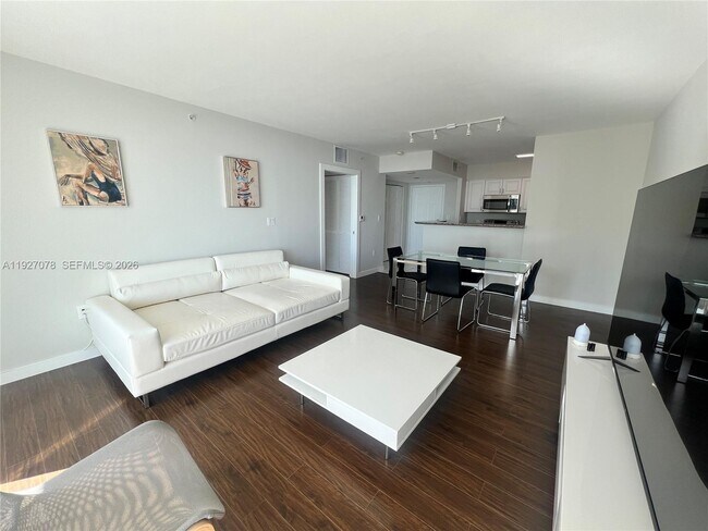 1155 Brickell Bay Dr, Unit 1607 in Miami, FL - Building Photo - Building Photo