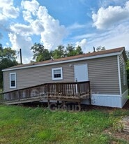 6948 Illinois St in Grand Ridge, FL - Building Photo