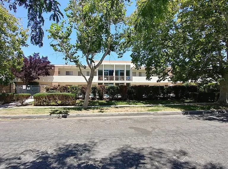 1341 W Avenue J4, Unit 102 in Lancaster, CA - Building Photo