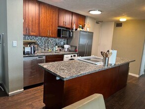 2415 Ala Wai Blvd in Honolulu, HI - Building Photo - Building Photo