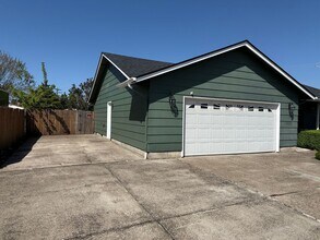 792 66th St in Springfield, OR - Building Photo - Building Photo