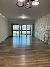 120 Lakeview Dr in Weston, FL - Building Photo - Building Photo