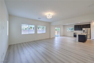5647 Colante Falls Dr in Las Vegas, NV - Building Photo - Building Photo