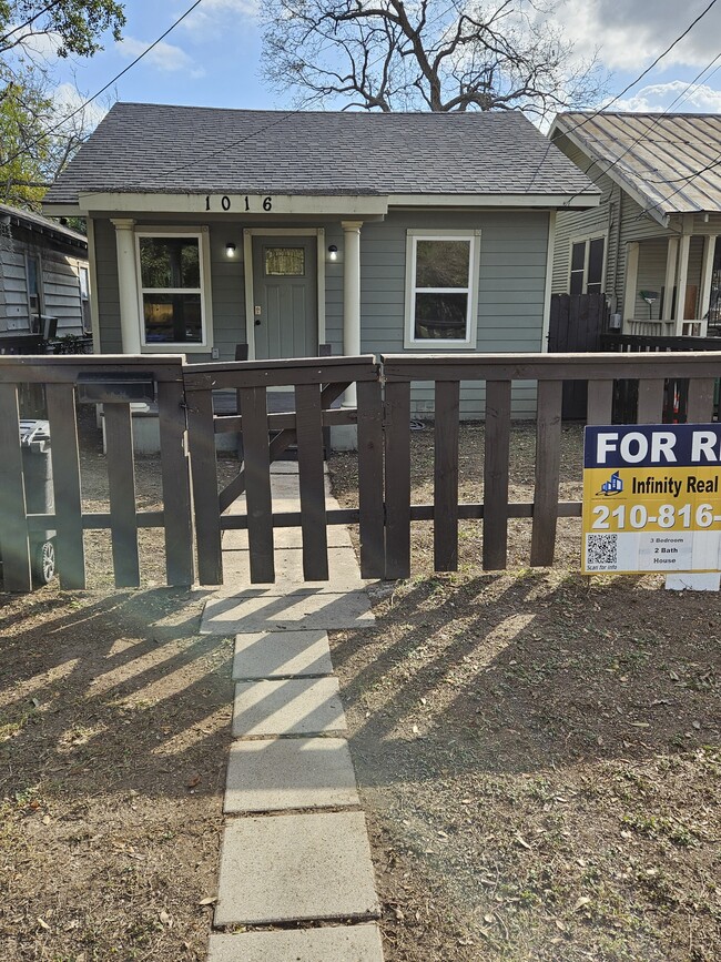 1016 Center St in San Antonio, TX - Building Photo - Building Photo