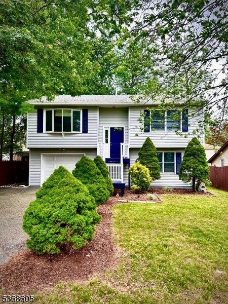 589 Lake Shore Dr in Parsippany Troy Hills, NJ - Building Photo