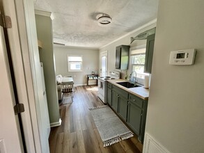 302 Norton St, Unit Guest House Apartment in Oak Island, NC - Foto de edificio - Building Photo
