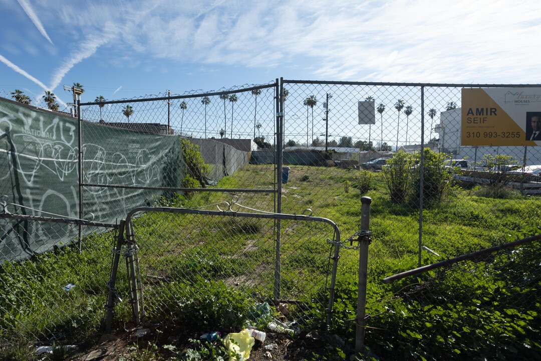 14822 W Delano St in Van Nuys, CA - Foto de edificio