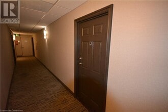1270 Maple Crossing Blvd in Burlington, ON - Building Photo - Building Photo